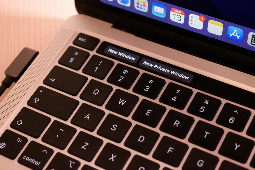 Obrazek nawiązuje do tematu tworzenia treści dla e-commerce. Ilustruje rolę, jaką teksty do sklepu internetowego odgrywają w prezentacji produktów, budowaniu zaufania klientów, optymalizacji SEO oraz zwiększaniu sprzedaży online.